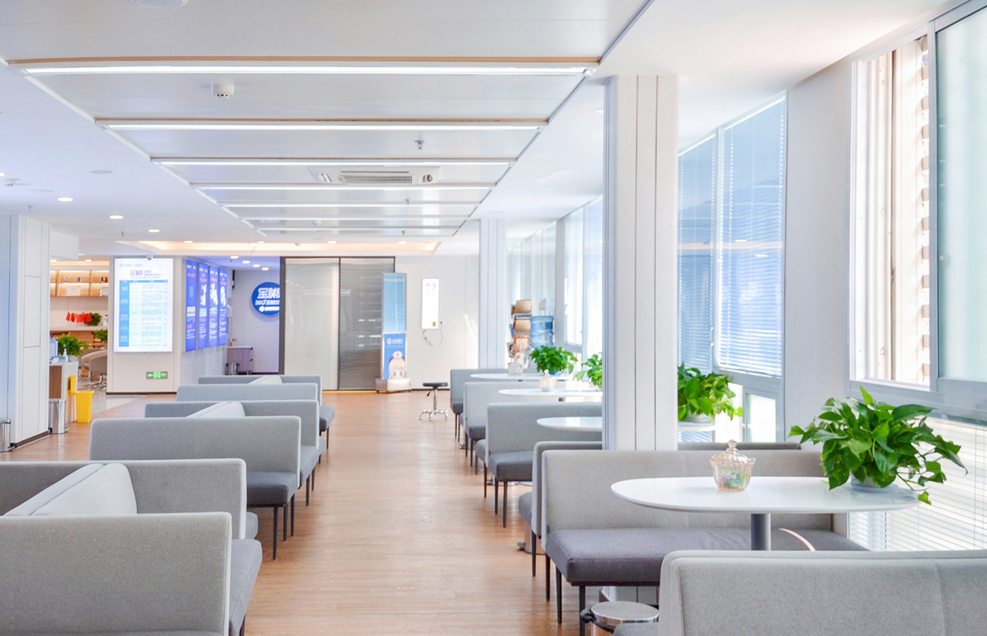 广州私立眼科医院飞秒手术哪家强？2025新版排名：英华、爱尔、希玛性价比超高！