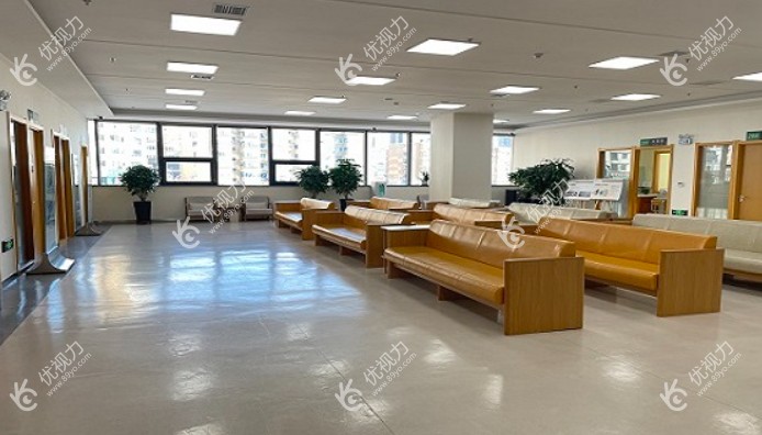 丹东何氏眼科做近视手术好。